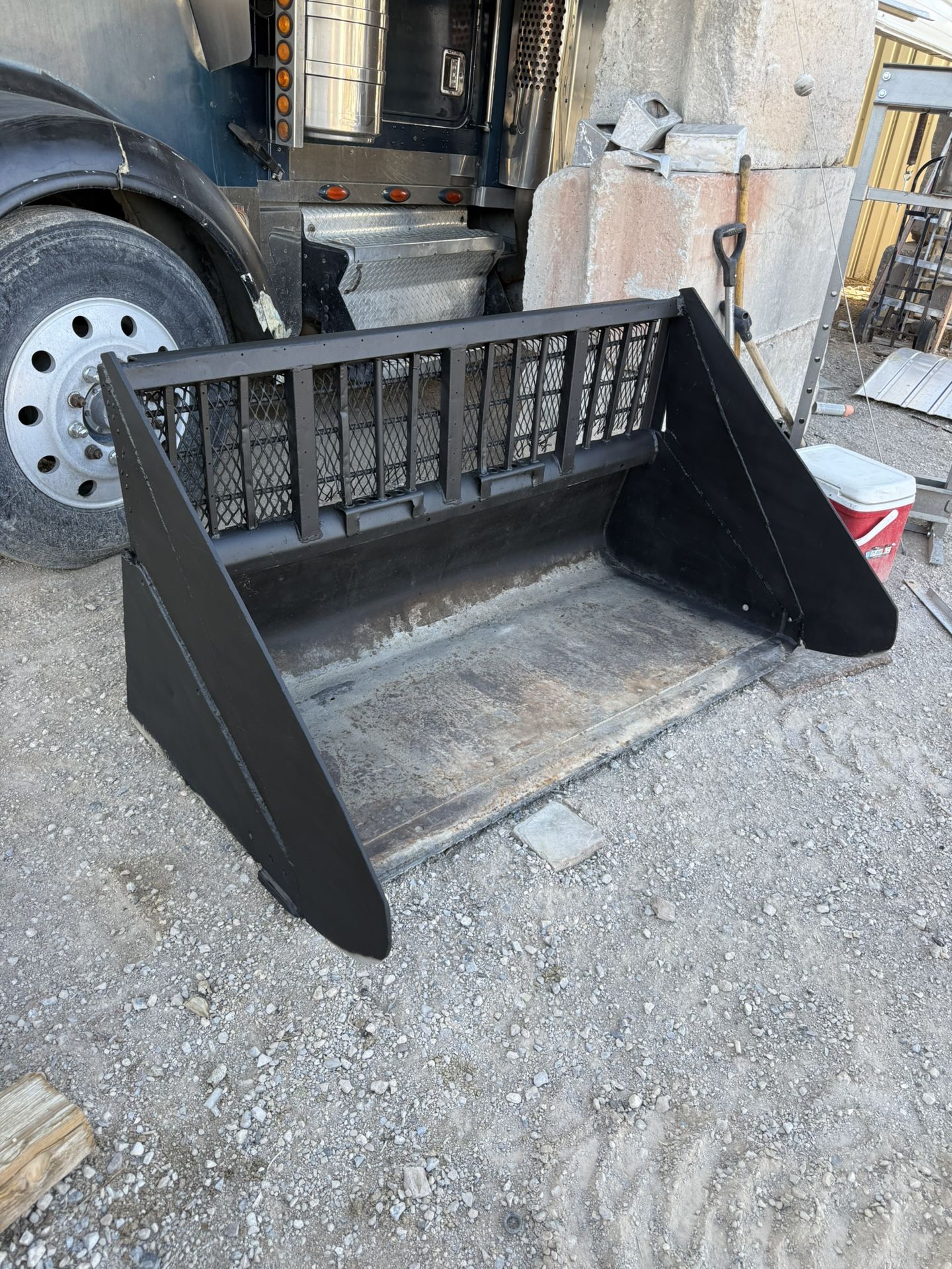 SKID STEER BUCKET