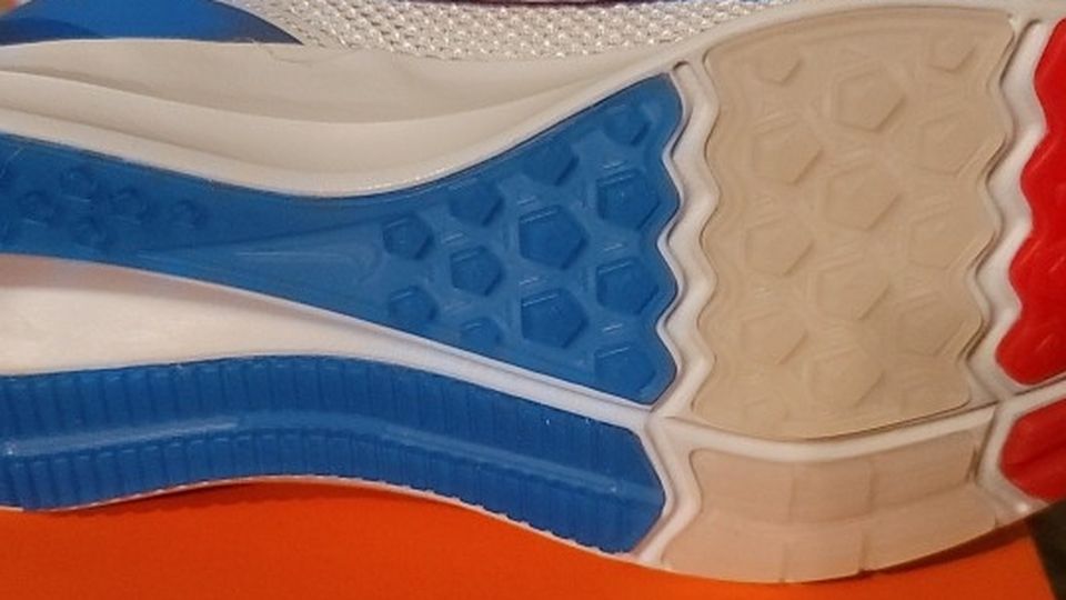 zapato Nike blancos con azul a $30 size 3y y 6y rojos size 2y