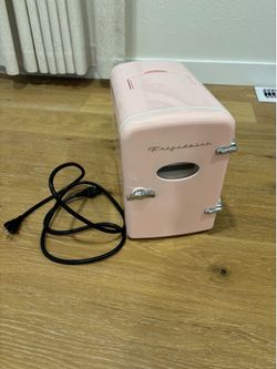 Frigidaire Retro Mini Fridge – Pink