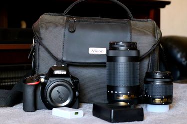 Nikon d5600 looks like new only used it indoors a like 3-4 times comes with 2 lens and camera bag