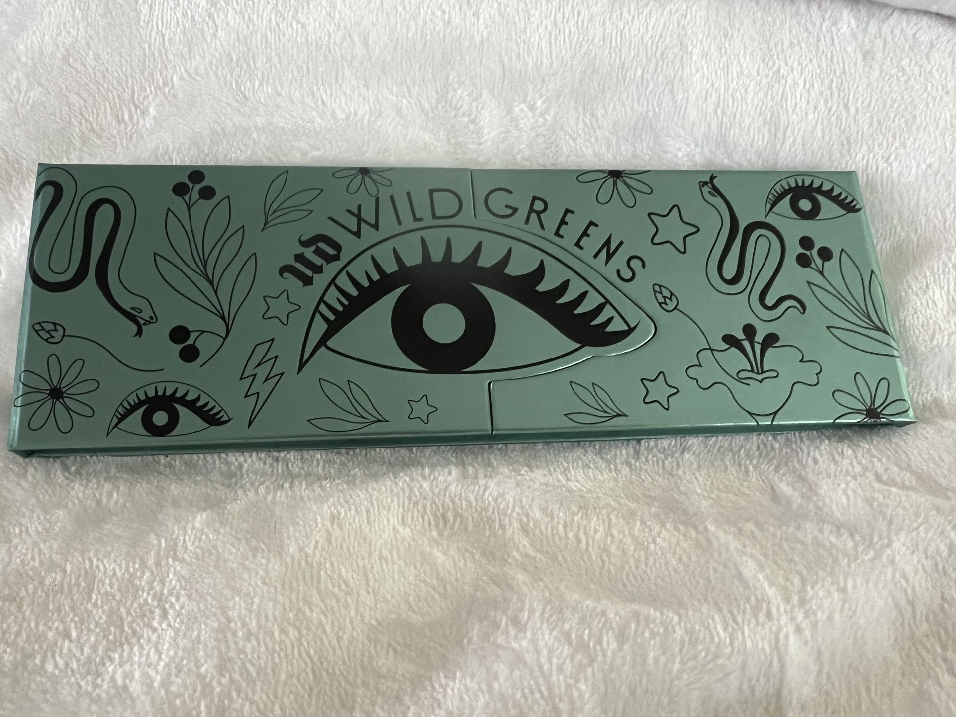 UD WILD GREENS EYESHADOW PALETTE
