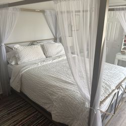Canopy Bed 
