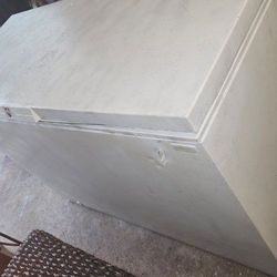 Chest Freezer-LARGE-Works Amazing- Just Looks Ukly