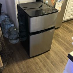 Insignia Mini Fridge w/freezer