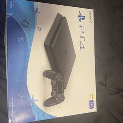 PS4 And 4 PS4 Games And 2 PS4 Controller 