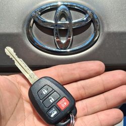 Car Keys And Remotes  / Llaves De Carro Y Controlles 
