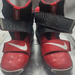 Nike Youth Football / Soccer / Futbol Cleats  Size 3Y – Red/Black/White
