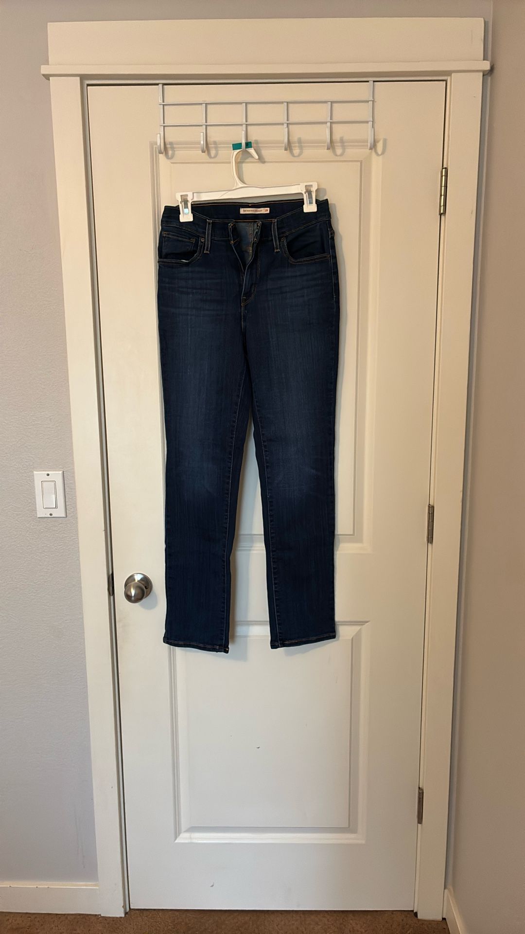 LEVI’S WOMEN’S JEANS! Size 28