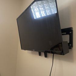 Toshiba 32” TV + Wall Mount