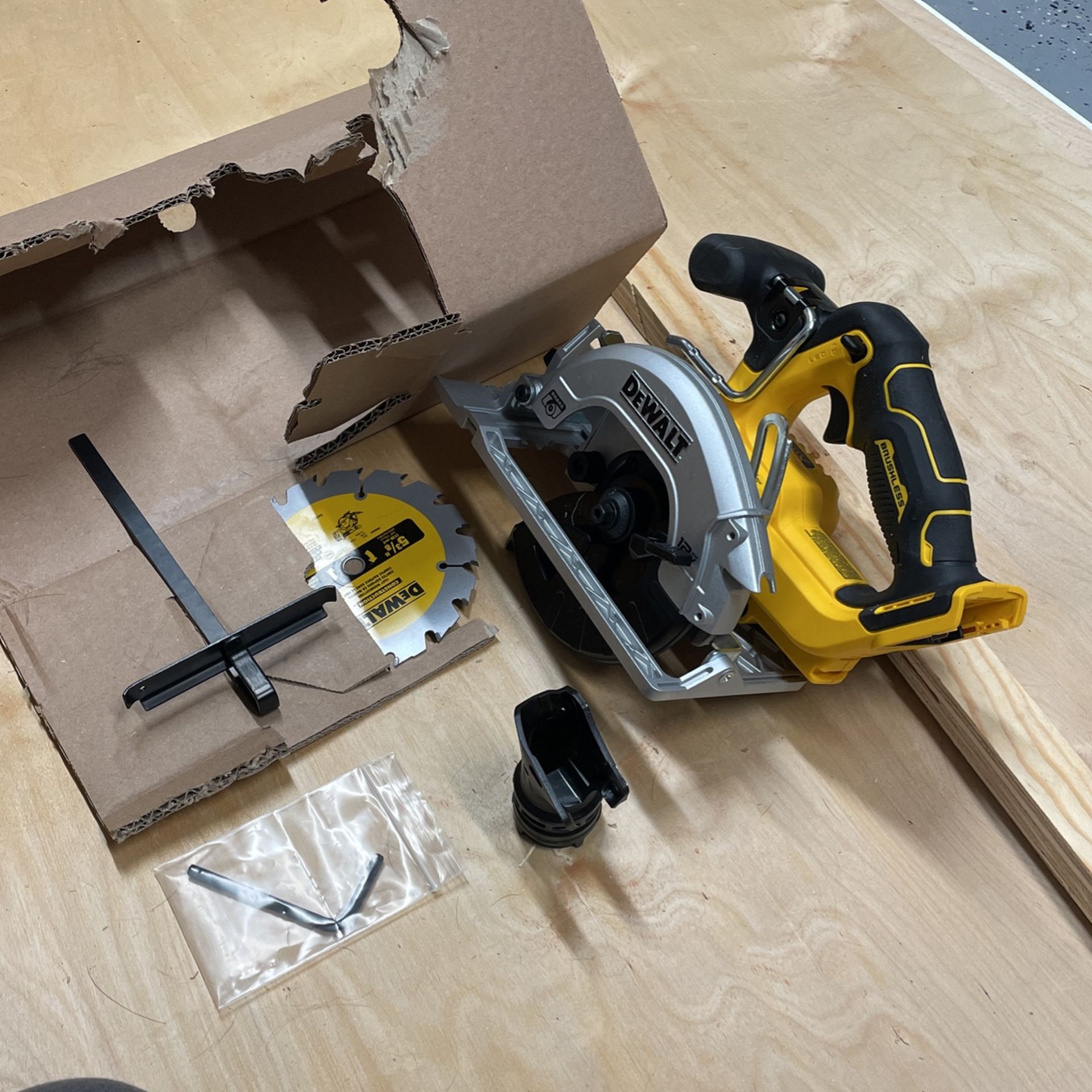 Dewalt Xtreme 12v Circular Saw Sub Compact Series 5-3/8” Brushless