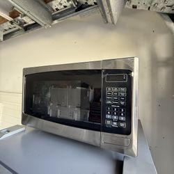 Insignia 0.9 Cu. Ft. Compact Microwave, 900W, Stainless Steel