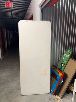 White Pop up Table