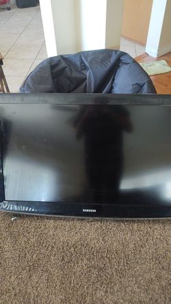 Samsung tv JUST COME GET IT it works fine just needs wires and a wall mount