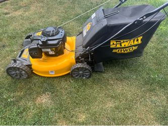 Like New Dewalt Self Propelled Mower 150cc w/21” Cut And Bag. Runs Good