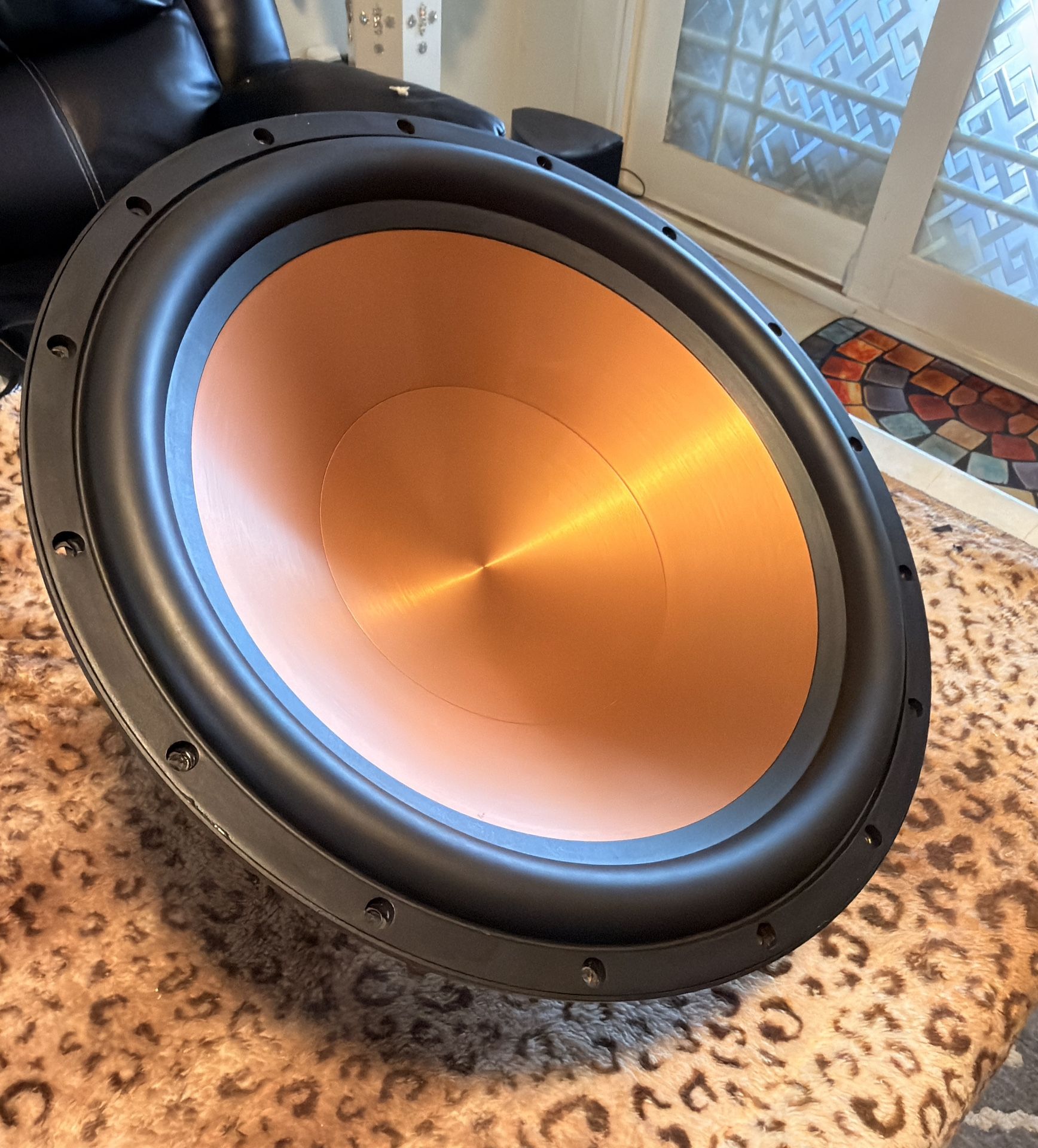 Klipsch R-115SW (1061059) is a 15-inch front-firing powered subwoofer featuring a 400W RMS/800W peak all-digital amplifier, spun-copper Cerametallic d