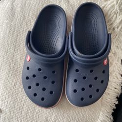 CROCS SIZE 6