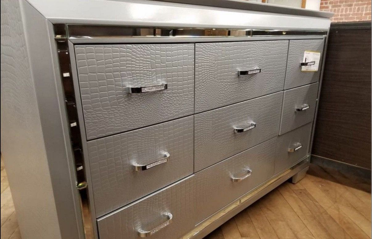 9 Drawer Dresser With Mirror