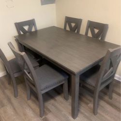 dining table in very good condition