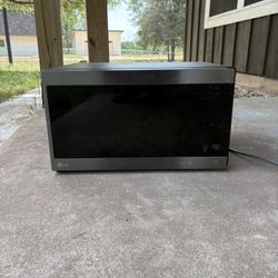 LG microwave 1.5cu Ft. Neochef microwave  JUMBO SIZE