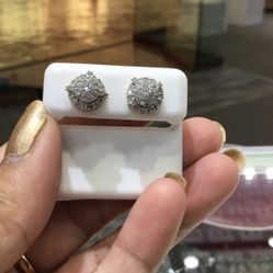 10k Gold Diamond Earrings With Big Diamond 💎 💎💎💎 .we Have On Special Sale Sale 