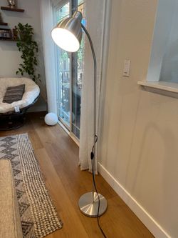 Adjustable floor lamp