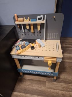 New 24x 28x14  handyman bench and yools