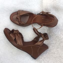 Women’s Arturo Chiang brown size 8 wedge heels