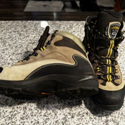  Man Hiking Boots 