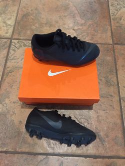 Cleats Nike ( Kids size 2 Y )