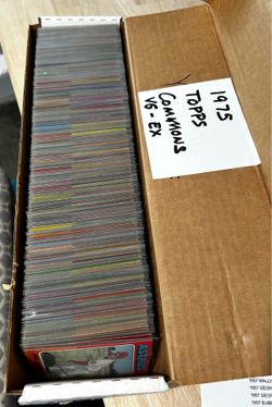 1975 Topps Baseball Cards - 700 or so Cards
