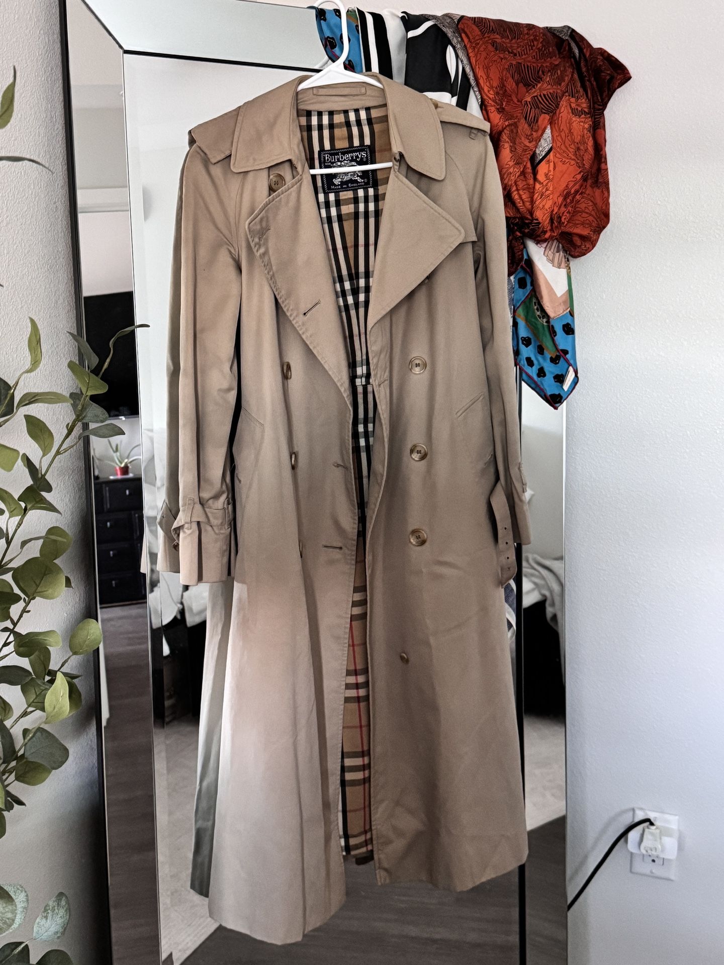Burberrys Women’s Trench Coat Size 8 Long