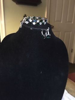 NEW LADIES PLATINUM PLATED GREEN CITRINE AND WHITE ZIRCON 6.8” BRACELET AND EARRING SET