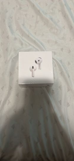 Apple AirPods (4th Generation) – Excellent Condition