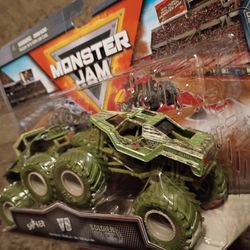 Monster Jam 2 Pack: Earth Shaker Vs. Soldier Fortune
