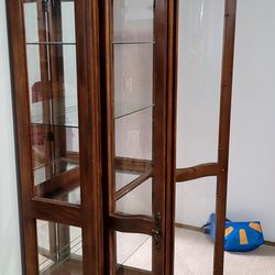 2 display cabinets with light