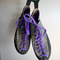 Classic SCARPA Climbing Shoes (Purple/Green) – Women’s 8,5 size