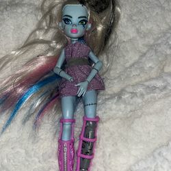 Mattel - Monster High Frankie Stein 2022 Doll missing hand!!