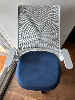 LIKE NEW Sayl chair