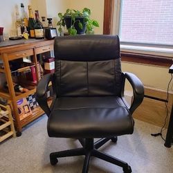 Comfortable Black Leather Executive Office Chair (Like New)