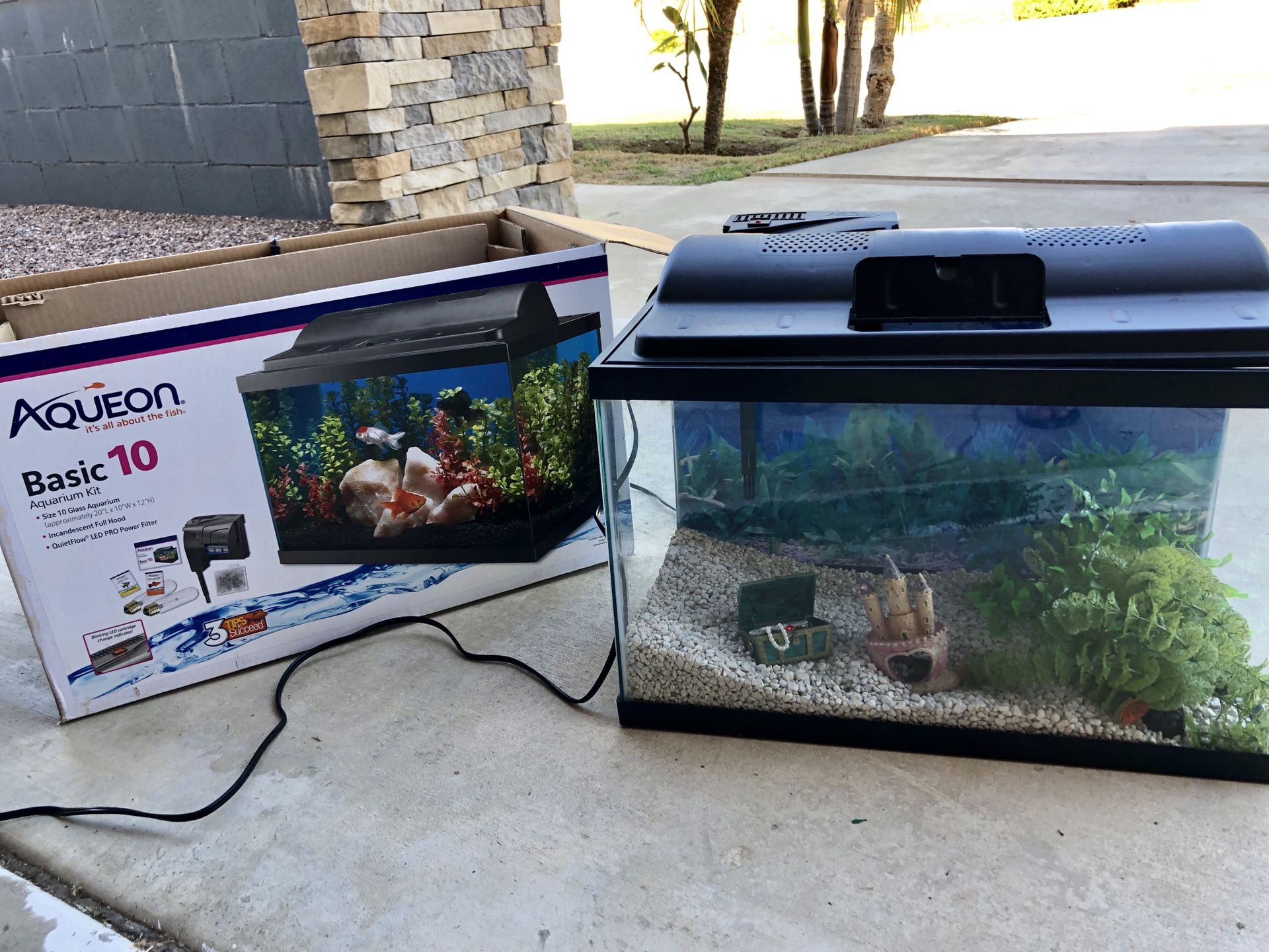 Ready to go fish tank! Size 10 includes everything in photos! 2 new filter cartridges included!