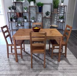Beautiful Kitchen Table and 4 Chairs. Delivery Available.