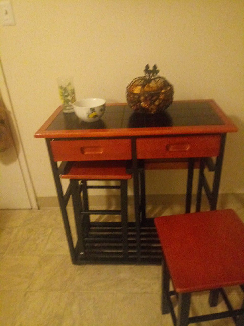 Kitchen table and 2 stools