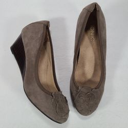 Vionic Hayes Taupe Gray Suede Floral Wedge Pumps Comfort Shoes Women Size 7.5
