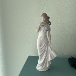 Woman Figurine   Lladro