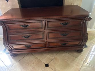 Traditional Wood 6-Drawer Dresser
