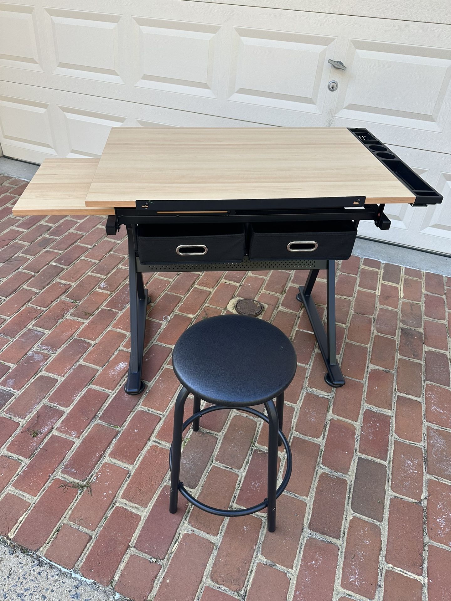 Drawing desk