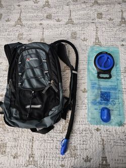 Hiking Bag With 2 Liter Bladder