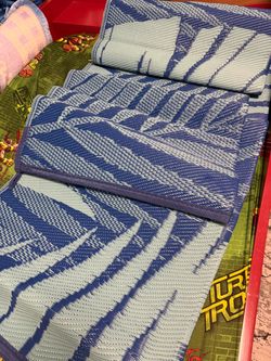 Reversible woven plastic floor mat