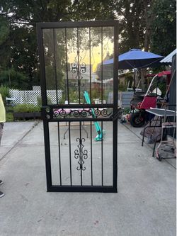 Puerta metálica para casa