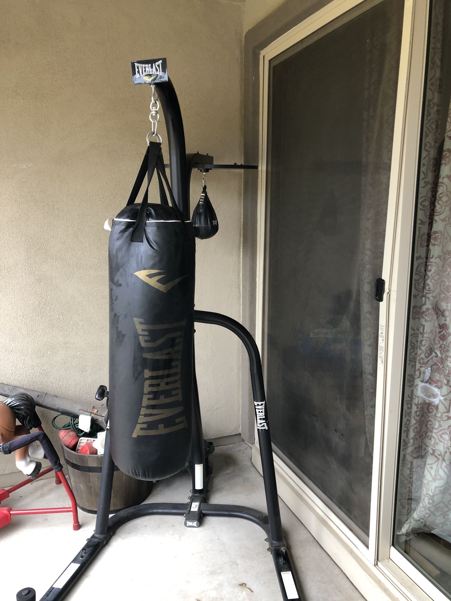 Punching bag and speed bag Everlast dual bag and stand with gloves